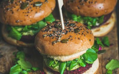 Vegetarische bietenburger met avocado en feta