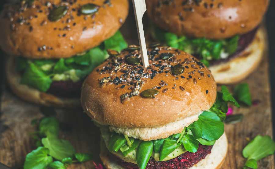 Vegetarische bietenburger met avocado en feta