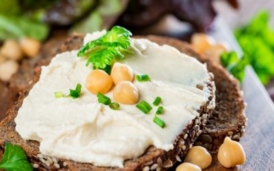 Broodje hummus met bieslook en peterselie