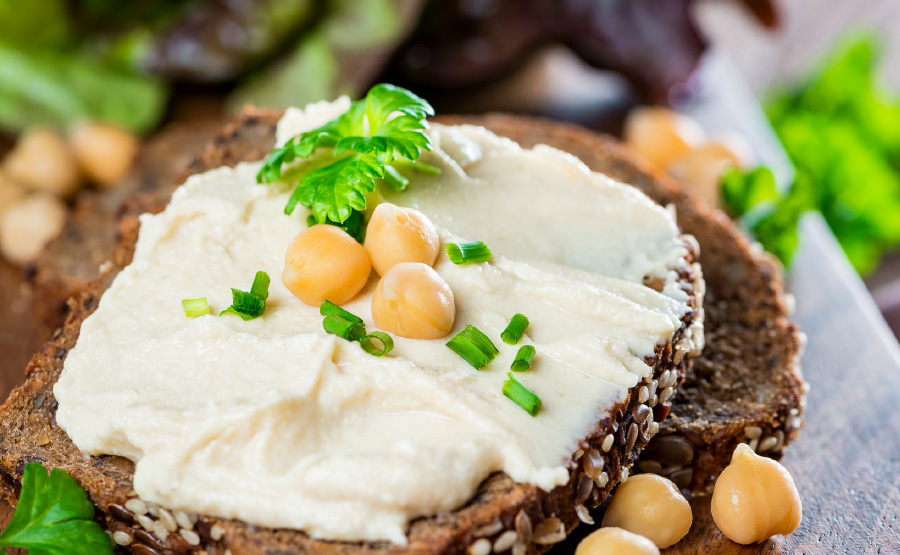 Broodje hummus met bieslook en peterselie