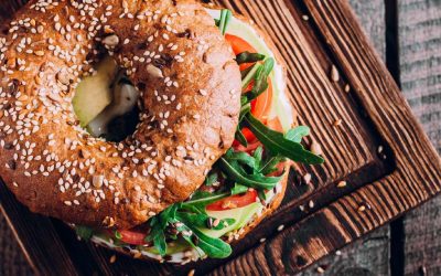 bagel roomkaas, avocado, tomaat en rucola