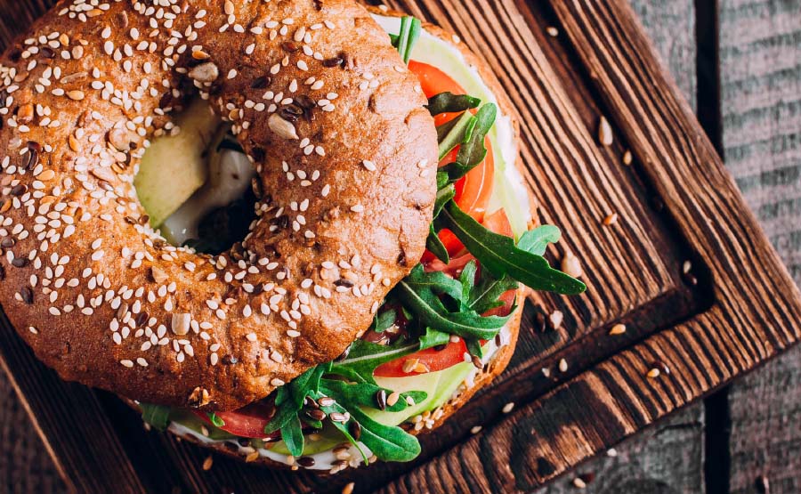 bagel roomkaas, avocado, tomaat en rucola