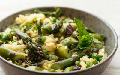 Risotto met groene asperges, doperwten en munt