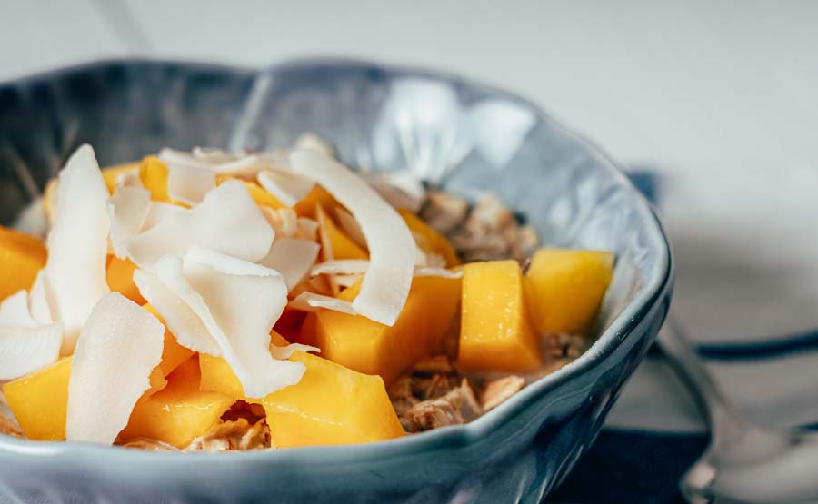 Koude havermout met mango en kokosvlokken