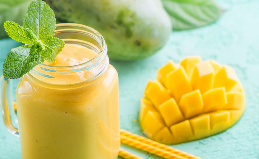 Smoothie mango, banaan, munt en yoghurt